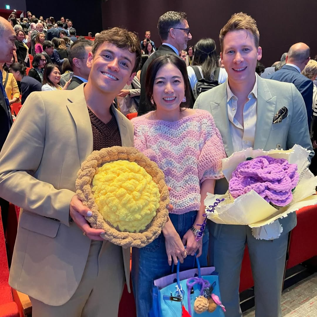英國跳水王子Tom Daley來港　甘比送自家鈎織蛋撻：傾得好開心 英國跳水王子Tom Daley來港　甘比送自家鈎織蛋撻：傾得好開心 Happy Yarn 